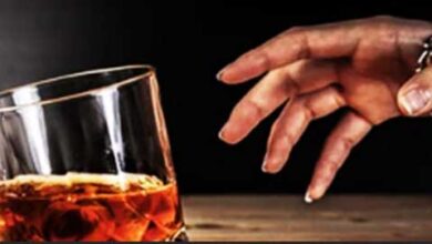 शराब पीने वालों के पहले गुर्दे खराब होते हैं या लिवर? जानें किन लक्षणों से चलेगा पता