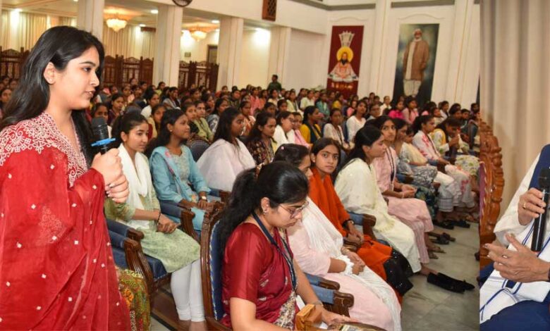 राज्यपाल श्री डेका ने महाविद्यालय की छात्राओं से हुए रूबरू