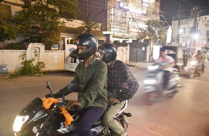छत्तीसगढ़ में पीछे बैठने वालों के लिए भी हेलमेट अनिवार्य, कड़े प्रवर्तन के निर्देश