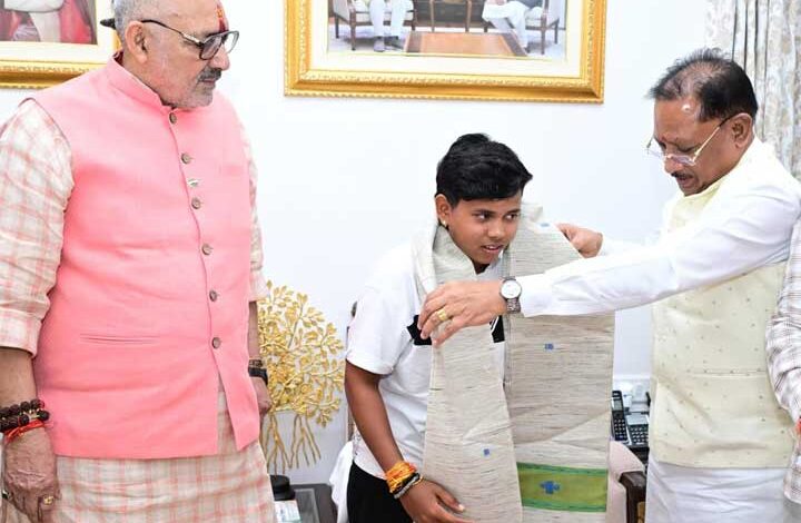 श्रीलंका दौरे के लिए भारतीय अंडर-19 महिला क्रिकेट टीम की उपकप्तान बनीं महक नरवासे : मुख्यमंत्री विष्णु देव साय ने किया सम्मानित श्रीलंका दौरे के लिए भारतीय अंडर-19 महिला क्रिकेट टीम की उपकप्तान बनीं महक नरवासे : मुख्यमंत्री विष्णु देव साय ने किया सम्मानित