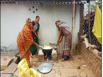 चावल पापड़ उद्योग से आत्मनिर्भरता तक विद्यावती बनीं ग्रामीण महिलाओं के लिए प्रेरणा
