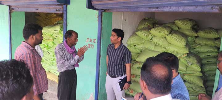 रायपुर : निजी गोदाम से सहकारी समिति की खाद जब्त रायपुर : निजी गोदाम से सहकारी समिति की खाद जब्त