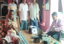 संकल्प सुशासन का- बिस्तर पर लेटे पैरालिसिस पीड़ित संतराम का घर आकर हुआ आधार अपडेट संकल्प सुशासन का- बिस्तर पर लेटे पैरालिसिस पीड़ित संतराम का घर आकर हुआ आधार अपडेट