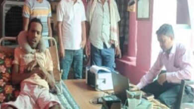 संकल्प सुशासन का- बिस्तर पर लेटे पैरालिसिस पीड़ित संतराम का घर आकर हुआ आधार अपडेट