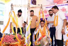 जन्मदिवस पर मौसमी फलों और लड्डू से तौले गए वित्त मंत्री श्री ओपी चौधरी