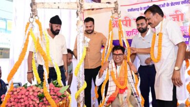 जन्मदिवस पर मौसमी फलों और लड्डू से तौले गए वित्त मंत्री श्री ओपी चौधरी