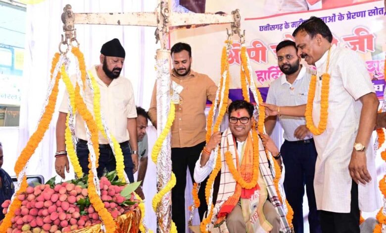जन्मदिवस पर मौसमी फलों और लड्डू से तौले गए वित्त मंत्री श्री ओपी चौधरी