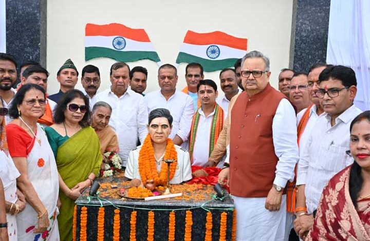 भाटापारा में गौरव का दिन : विधानसभा अध्यक्ष डॉ. रमन सिंह ने किया छत्तीसगढ़ महतारी और शहीद खोण्डे की प्रतिमा का अनावरण