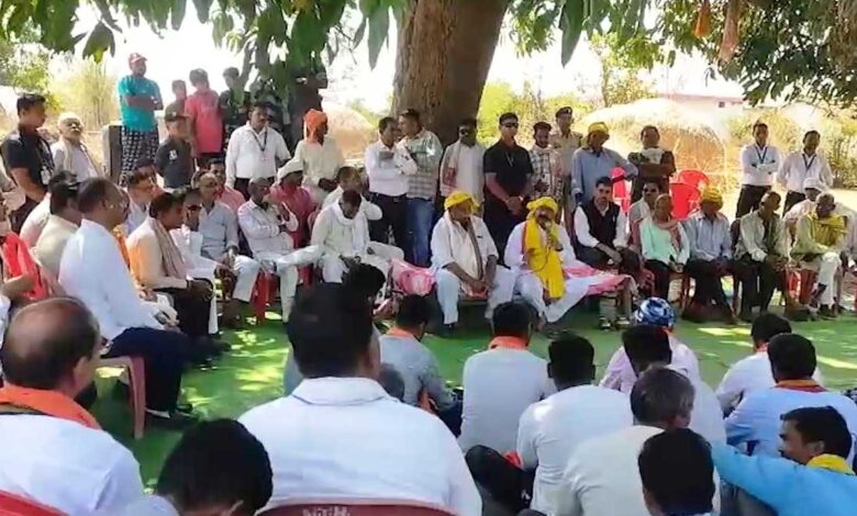 उप मुख्यमंत्री श्री अरुण साव ने आम पेड़ के नीचे लगाई चौपाल