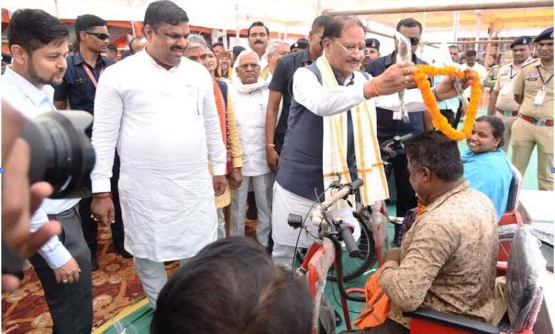  जब मुख्यमंत्री श्री साय ने थामा हाथ, तो दिव्यांग हितग्राही की जिंदगी में लौटी उम्मीद की रौशनी