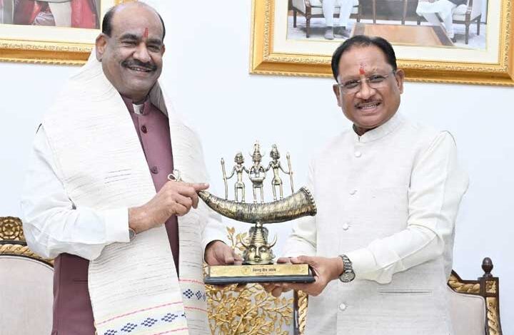 लोकसभा अध्यक्ष ओम बिरला ने मुख्यमंत्री विष्णु देव साय से की सौजन्य भेंट
