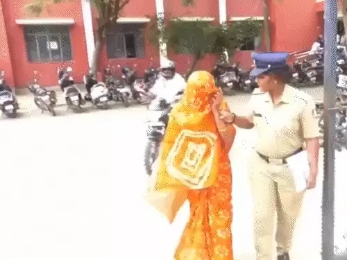 कोर्ट रूम में जज की कुर्सी पर महिला ने किया ऐसा काम, उड़ गए सबके होश