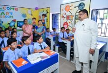 शाला प्रवेशोत्सव: शिक्षा मंत्री गजेन्द्र यादव ने बच्चों संग बैठकर सिखाया पहाड़ा, स्मार्ट क्लास का किया लोकार्पण