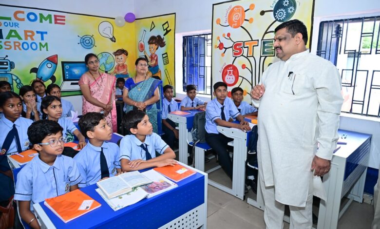 शाला प्रवेशोत्सव: शिक्षा मंत्री गजेन्द्र यादव ने बच्चों संग बैठकर सिखाया पहाड़ा, स्मार्ट क्लास का किया लोकार्पण शाला प्रवेशोत्सव: शिक्षा मंत्री गजेन्द्र यादव ने बच्चों संग बैठकर सिखाया पहाड़ा, स्मार्ट क्लास का किया लोकार्पण