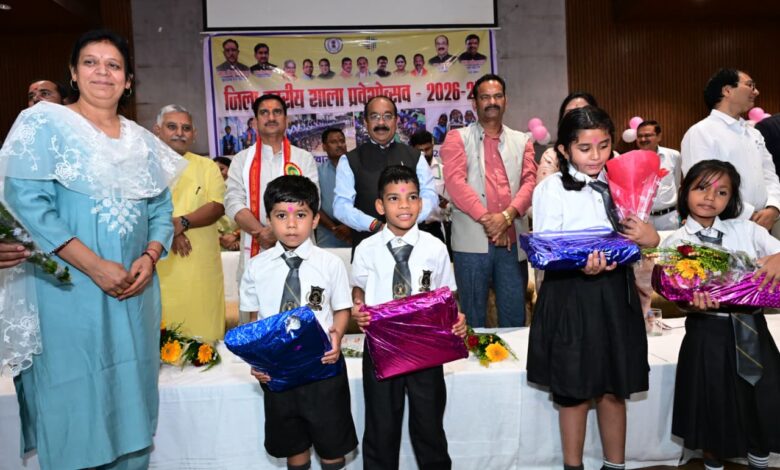 केंद्रीय राज्य मंत्री तोखन साहू और उप मुख्यमंत्री अरुण साव ने नवप्रवेशी बच्चों का तिलक लगाकर किया आत्मीय स्वागत, न्योता भोज में साथ में किया भोजन केंद्रीय राज्य मंत्री तोखन साहू और उप मुख्यमंत्री अरुण साव ने नवप्रवेशी बच्चों का तिलक लगाकर किया आत्मीय स्वागत, न्योता भोज में साथ में किया भोजन