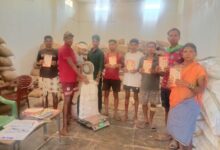 दुर्गम गांवों तक ट्रैक्टर से पहुंचाया गया तीन माह का राशन, 151 परिवारों को मिला खाद्यान्न