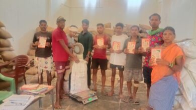 दुर्गम गांवों तक ट्रैक्टर से पहुंचाया गया तीन माह का राशन, 151 परिवारों को मिला खाद्यान्न