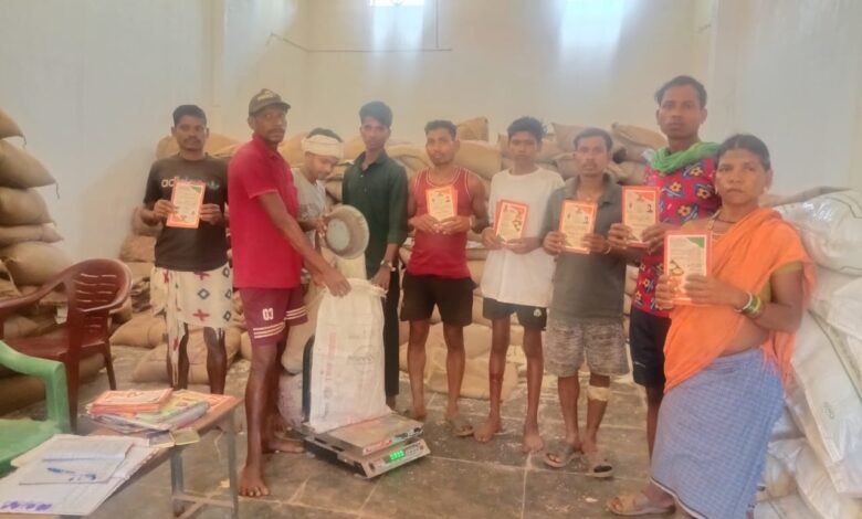 दुर्गम गांवों तक ट्रैक्टर से पहुंचाया गया तीन माह का राशन, 151 परिवारों को मिला खाद्यान्न