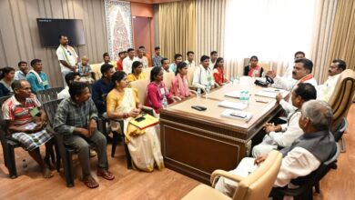 उप मुख्यमंत्री विजय शर्मा ने नक्सल प्रकरणों की वापसी को लेकर बस्तर के युवाओं से की मुलाकात