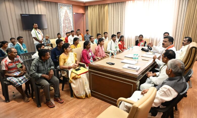 उप मुख्यमंत्री विजय शर्मा ने नक्सल प्रकरणों की वापसी को लेकर बस्तर के युवाओं से की मुलाकात उप मुख्यमंत्री विजय शर्मा ने नक्सल प्रकरणों की वापसी को लेकर बस्तर के युवाओं से की मुलाकात