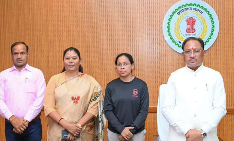 मुख्यमंत्री विष्णुदेव साय ने माउंट एवरेस्ट फतह करने वाली पर्वतारोही अमिता श्रीवास को दी बधाई मुख्यमंत्री विष्णुदेव साय ने माउंट एवरेस्ट फतह करने वाली पर्वतारोही अमिता श्रीवास को दी बधाई