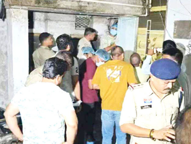 टिकरापारा में पांच मौतों से सनसनी, आर्थिक तंगी समेत सभी पहलुओं की जांच टिकरापारा में पांच मौतों से सनसनी, आर्थिक तंगी समेत सभी पहलुओं की जांच