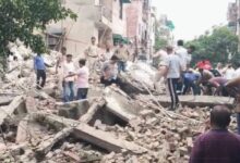 संकरी गलियां और मलबे का ढेर: रोहिणी हादसे में अपनों को तलाशती नजरें