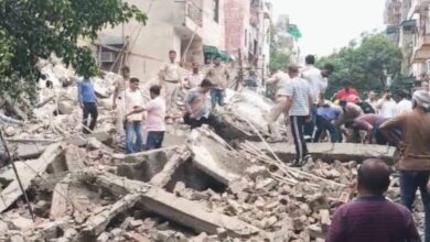 संकरी गलियां और मलबे का ढेर: रोहिणी हादसे में अपनों को तलाशती नजरें संकरी गलियां और मलबे का ढेर: रोहिणी हादसे में अपनों को तलाशती नजरें