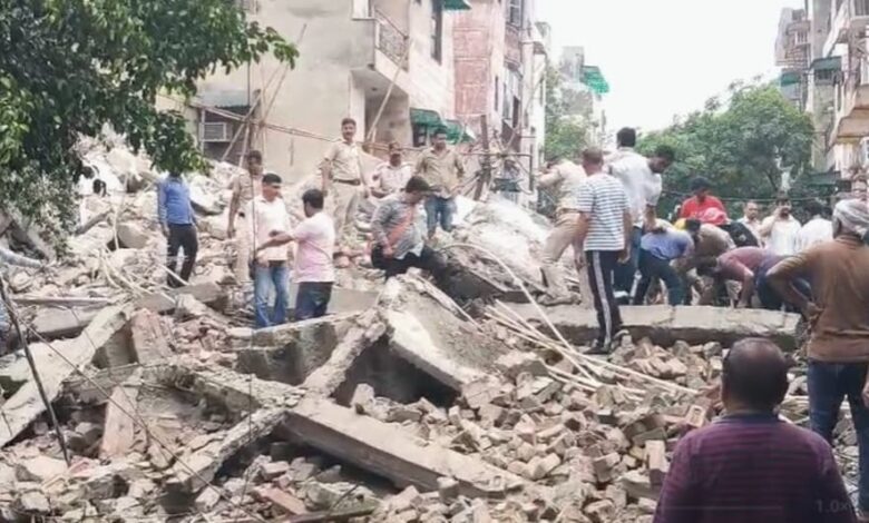 संकरी गलियां और मलबे का ढेर: रोहिणी हादसे में अपनों को तलाशती नजरें संकरी गलियां और मलबे का ढेर: रोहिणी हादसे में अपनों को तलाशती नजरें