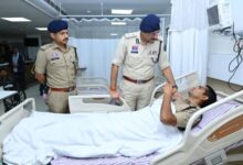 पुलिस कमिश्नर संजीव शुक्ला ने अस्पताल पहुंचकर घायल पुलिस जवानों का जाना हाल पुलिस कमिश्नर संजीव शुक्ला ने अस्पताल पहुंचकर घायल पुलिस जवानों का जाना हाल