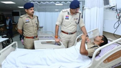 पुलिस कमिश्नर संजीव शुक्ला ने अस्पताल पहुंचकर घायल पुलिस जवानों का जाना हाल