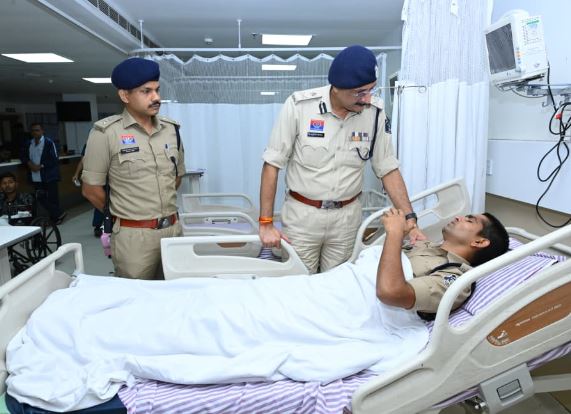 पुलिस कमिश्नर संजीव शुक्ला ने अस्पताल पहुंचकर घायल पुलिस जवानों का जाना हाल पुलिस कमिश्नर संजीव शुक्ला ने अस्पताल पहुंचकर घायल पुलिस जवानों का जाना हाल