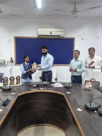 कलेक्टर व्यास ने विद्यार्थी विज्ञान मंथन स्टेट लेवल कैंप रायपुर में शिरकत किए 7 विद्यार्थियों को किया सम्मानित कलेक्टर व्यास ने विद्यार्थी विज्ञान मंथन स्टेट लेवल कैंप रायपुर में शिरकत किए 7 विद्यार्थियों को किया सम्मानित