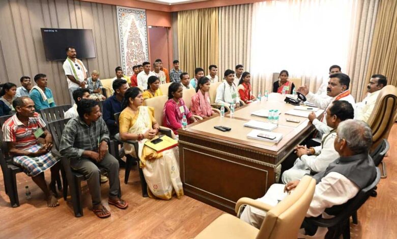 उप मुख्यमंत्री श्री विजय शर्मा ने नक्सल प्रकरणों की वापसी को लेकर बस्तर के युवाओं से की मुलाकात