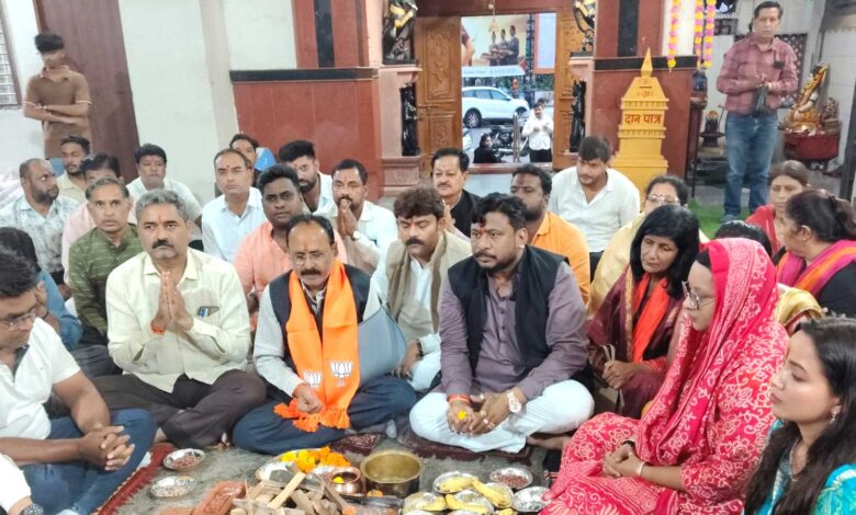 प्रदेश अध्यक्ष किरण देव सिंह के उत्तम स्वास्थ्य एवं दीर्घायु हेतु मां काली आकाशवाणी मंदिर में विशेष पूजा-अर्चना