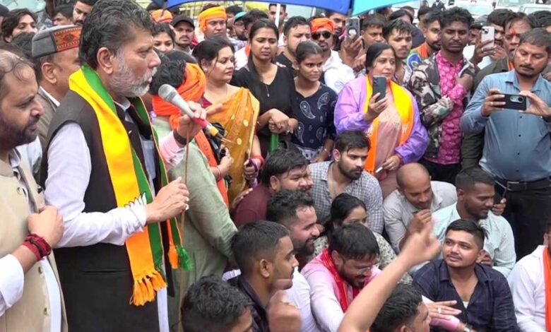 रायपुर में भाजपा का कांग्रेस के खिलाफ प्रदर्शन, बैरिकेडिंग तोड़ने पर पुलिस ने छोड़े आंसू गैस के गोले और वाटर कैनन रायपुर में भाजपा का कांग्रेस के खिलाफ प्रदर्शन, बैरिकेडिंग तोड़ने पर पुलिस ने छोड़े आंसू गैस के गोले और वाटर कैनन