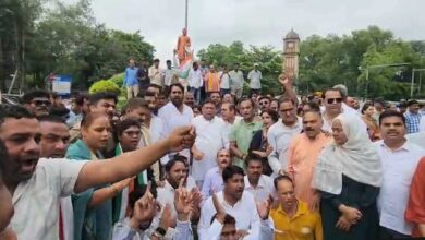 राहुल-प्रियंका के प्रदर्शन का छत्तीसगढ़ में असर, भाजपा-कांग्रेस आमने-सामने; वाटर कैनन से काबू में हालात राहुल-प्रियंका के प्रदर्शन का छत्तीसगढ़ में असर, भाजपा-कांग्रेस आमने-सामने; वाटर कैनन से काबू में हालात