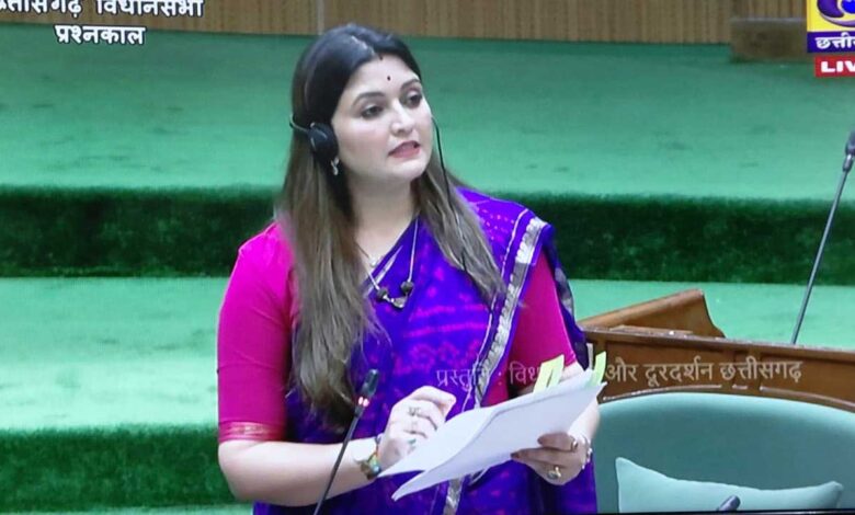 मानसून सत्र के अंतिम दिन पंडरिया विधायक ने उठाए जनहित के मुद्दे, सरकार ने दी योजनाओं की जानकारी मानसून सत्र के अंतिम दिन पंडरिया विधायक ने उठाए जनहित के मुद्दे, सरकार ने दी योजनाओं की जानकारी