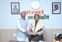हज कमेटी अध्यक्ष ने मुख्यमंत्री को पेश किया ज़म ज़म और ख़जूरें