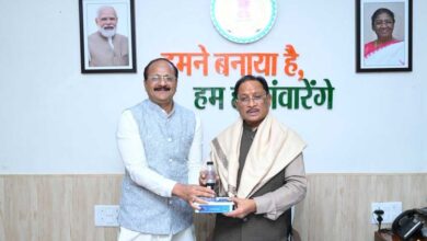 हज कमेटी अध्यक्ष ने मुख्यमंत्री को पेश किया ज़म ज़म और ख़जूरें हज कमेटी अध्यक्ष ने मुख्यमंत्री को पेश किया ज़म ज़म और ख़जूरें