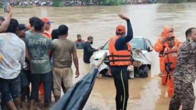 कार में एक-दूसरे का हाथ थामे मिले दंपती, रेस्क्यू ऑपरेशन ने सबको कर दिया भावुक कार में एक-दूसरे का हाथ थामे मिले दंपती, रेस्क्यू ऑपरेशन ने सबको कर दिया भावुक