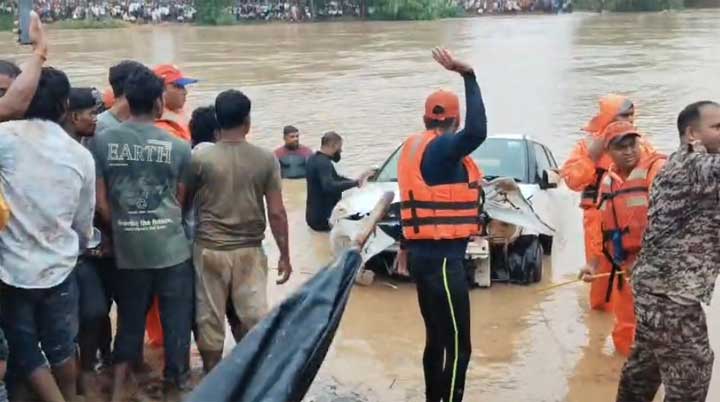 कार में एक-दूसरे का हाथ थामे मिले दंपती, रेस्क्यू ऑपरेशन ने सबको कर दिया भावुक कार में एक-दूसरे का हाथ थामे मिले दंपती, रेस्क्यू ऑपरेशन ने सबको कर दिया भावुक