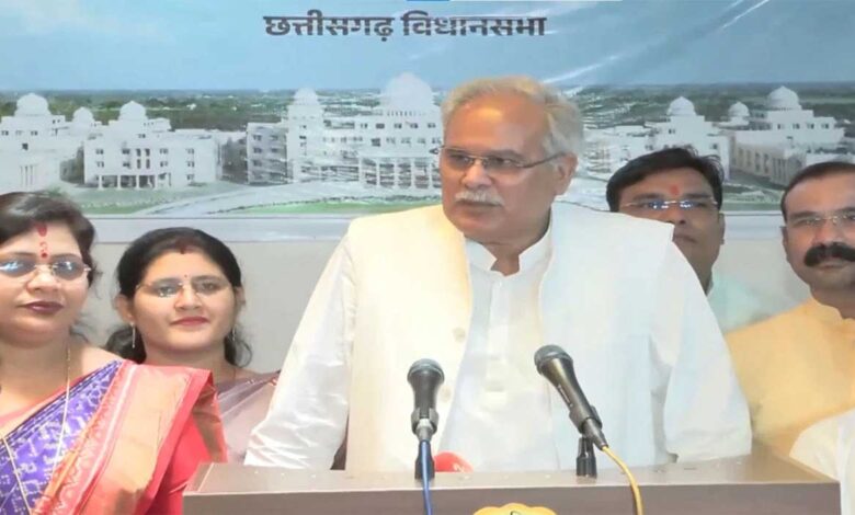 भूपेश बघेल का BJP-RSS पर सीधा हमला, बोले- ये वोट और भगवान का चंदा दोनों चुराते हैं। भूपेश बघेल का BJP-RSS पर सीधा हमला, बोले- ये वोट और भगवान का चंदा दोनों चुराते हैं।