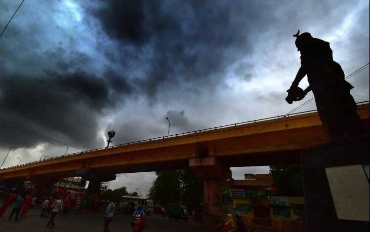 15 राज्यों में भारी बारिश का अलर्ट, यूपी-बिहार में 70 किमी/घंटा की रफ्तार से चलेगी आंधी 15 राज्यों में भारी बारिश का अलर्ट, यूपी-बिहार में 70 किमी/घंटा की रफ्तार से चलेगी आंधी
