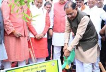 विधानसभा परिसर में ‘एक पेड़ मां के नाम 3.0‘ अभियान के तहत हुआ वृहद पौधरोपण : मुख्यमंत्री श्री विष्णुदेव साय और विधानसभा अध्यक्ष डॉ. रमन सिंह ने लगाया रुद्राक्ष का पौधा