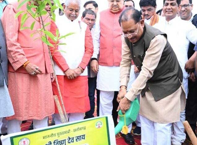 विधानसभा परिसर में ‘एक पेड़ मां के नाम 3.0‘ अभियान के तहत हुआ वृहद पौधरोपण : मुख्यमंत्री श्री विष्णुदेव साय और विधानसभा अध्यक्ष डॉ. रमन सिंह ने लगाया रुद्राक्ष का पौधा