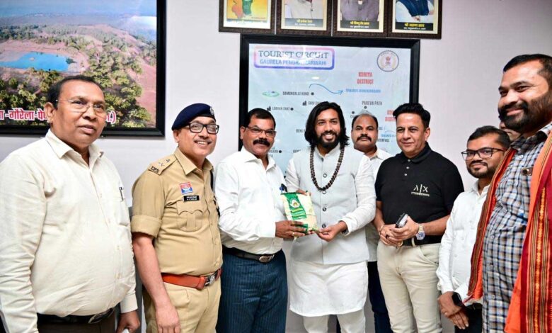 जिले की विशिष्ट पहचान विष्णुभोग चावल से मंत्री श्री गुरु खुशवंत साहेब का सम्मान जिले की विशिष्ट पहचान विष्णुभोग चावल से मंत्री श्री गुरु खुशवंत साहेब का सम्मान