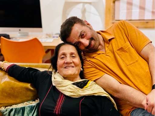 ‘बंटवारा 1947’ से पहले भावुक हुए सनी देओल, मां को समर्पित की अपनी सबसे खास फिल्म ‘बंटवारा 1947’ से पहले भावुक हुए सनी देओल, मां को समर्पित की अपनी सबसे खास फिल्म