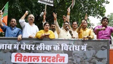 पंजाब पेपर लीक: दिल्ली में बीजेपी का बड़ा प्रदर्शन, केजरीवाल सरकार पर लगाया युवाओं से धोखे का आरोप