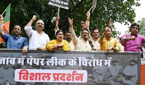 पंजाब पेपर लीक: दिल्ली में बीजेपी का बड़ा प्रदर्शन, केजरीवाल सरकार पर लगाया युवाओं से धोखे का आरोप